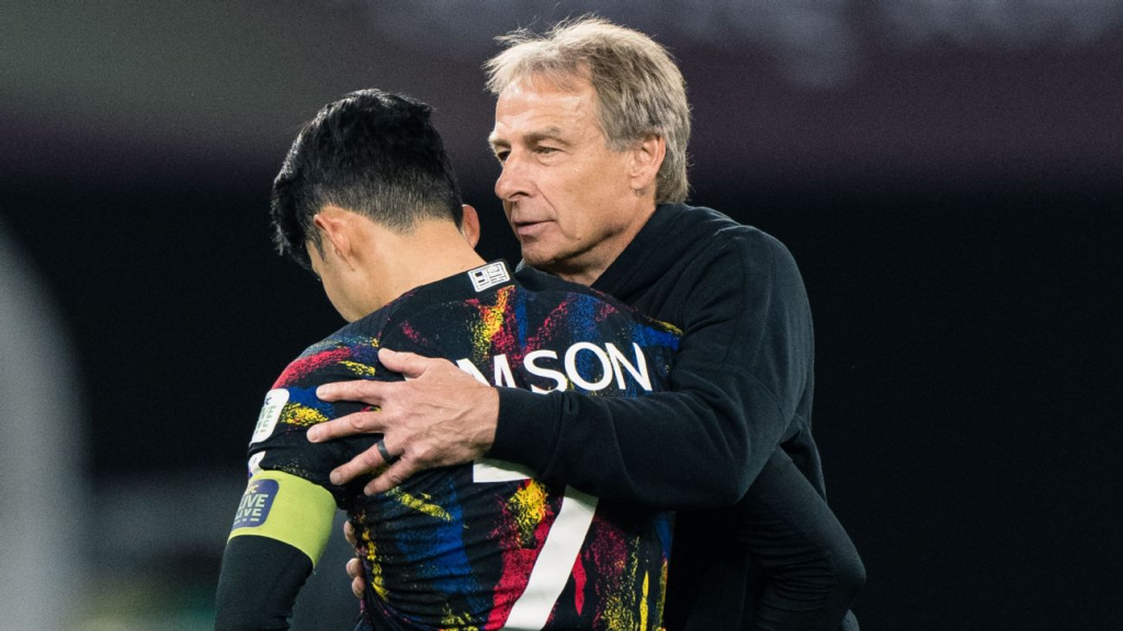 HLV Klinsmann và Son Heung Min trong trận thua Jordan tại bán kết